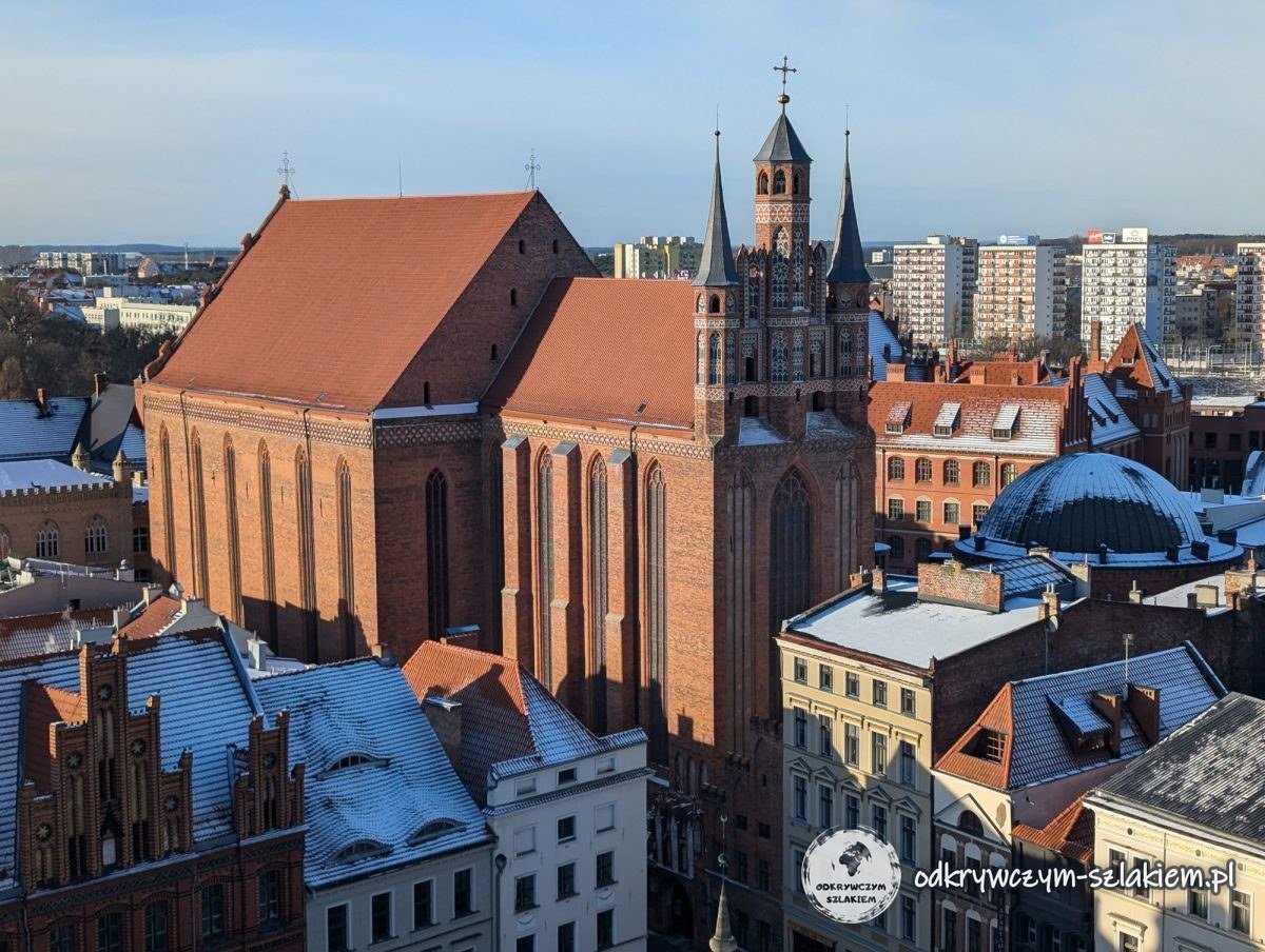 La gótica iglesia de Santa María de Toruń vista desde la torre del Ayuntamiento, con los tejados cubiertos de nieve