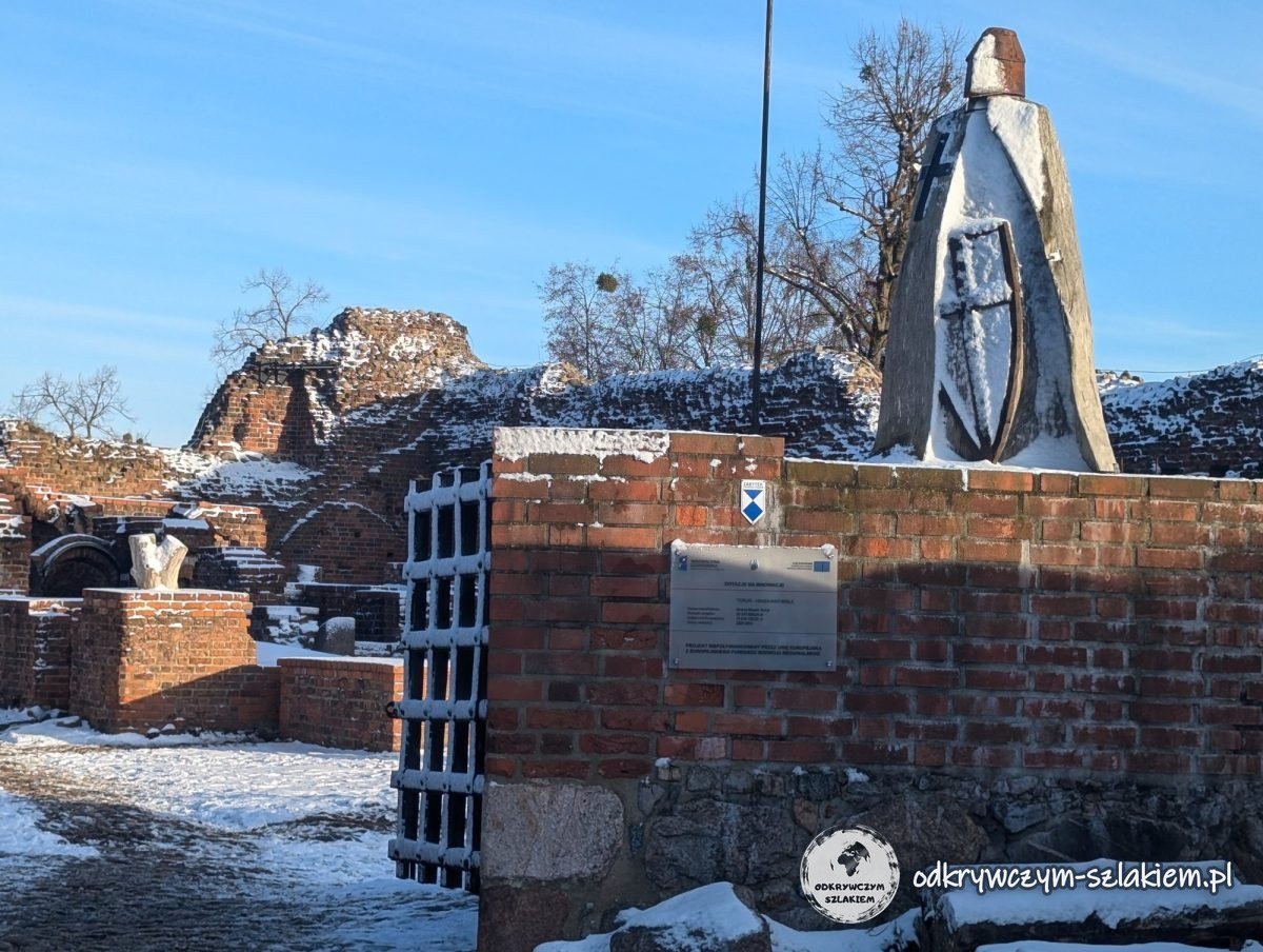 Ruinas del castillo teutónico de Toruń con la figura de un caballero junto a la entrada
