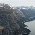 Trolltunga – skalny „Język Trolla” nad jeziorem Ringedalsvatnet o zachodzie słońca