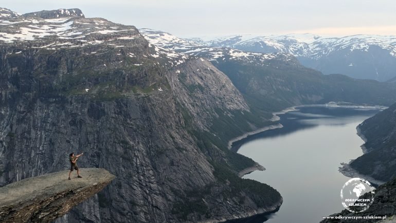 Trolltunga – skalny „Język Trolla” nad jeziorem Ringedalsvatnet o zachodzie słońca