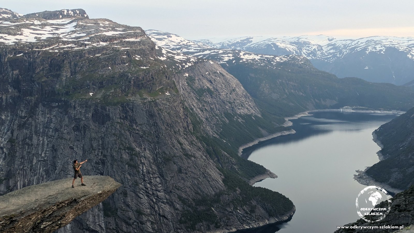 Trolltunga – skalny „Język Trolla” nad jeziorem Ringedalsvatnet o zachodzie słońca