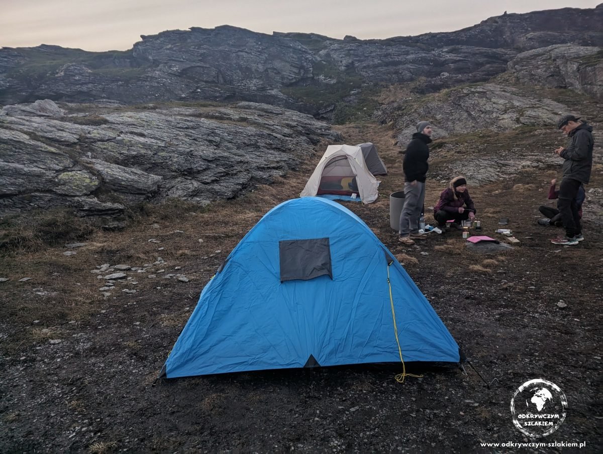 Namioty rozbite na skalnym płaskowyżu niedaleko Trolltungi