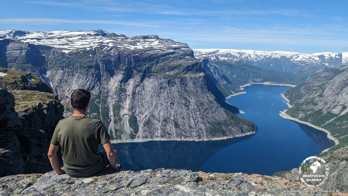 Widok na jezioro i ośnieżone szczyty z miejsca biwaku przy Trolltundze