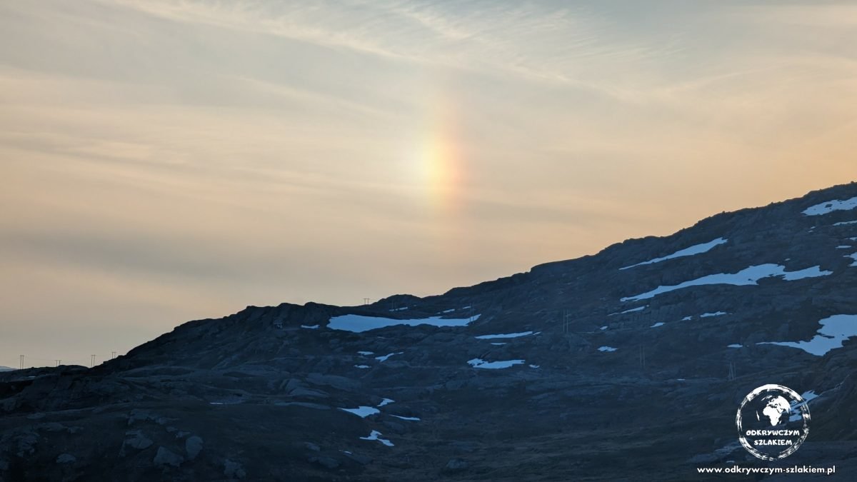 Słońce poboczne – rozszczepione światło na niebie nad górami przy Trolltundze