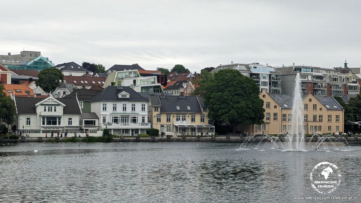 Jezioro Breiavatnet z fontanną w centrum Stavanger