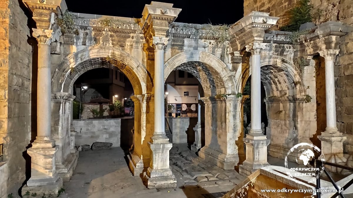 Brama Hadriana w Antalyi nocą – rzymski łuk z trzema przejściami