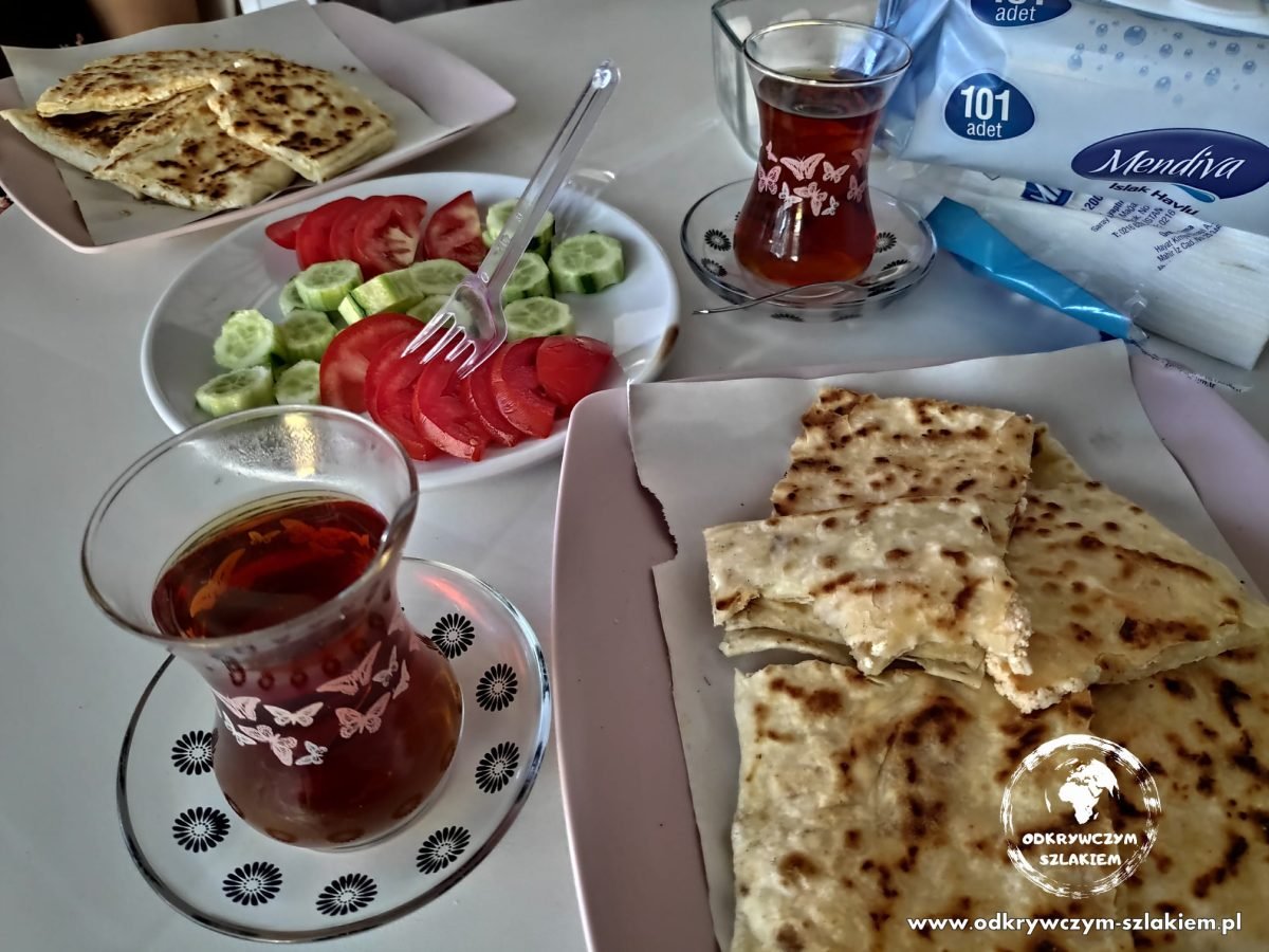 Gözleme i turecka herbata z talerzem świeżych warzyw