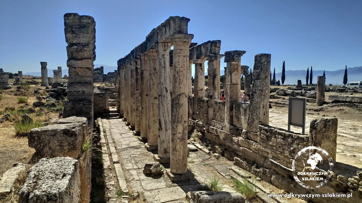 Kolumny i ruiny starożytnego miasta Hierapolis nad Pamukkale