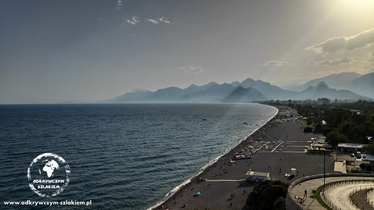 Plaża Konyaaltı w Antalyi z górami Taurus w tle