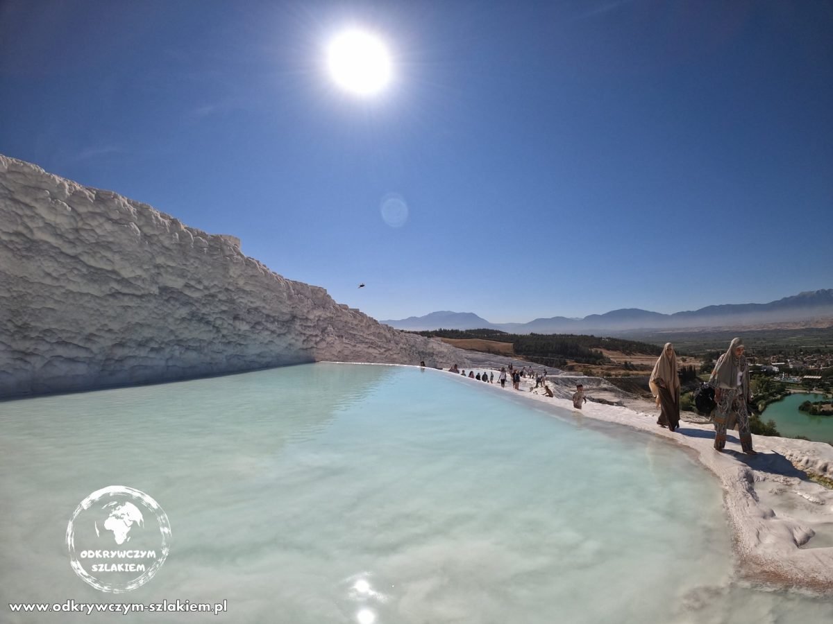 Basen z błękitną wodą w połowie tarasów Pamukkale