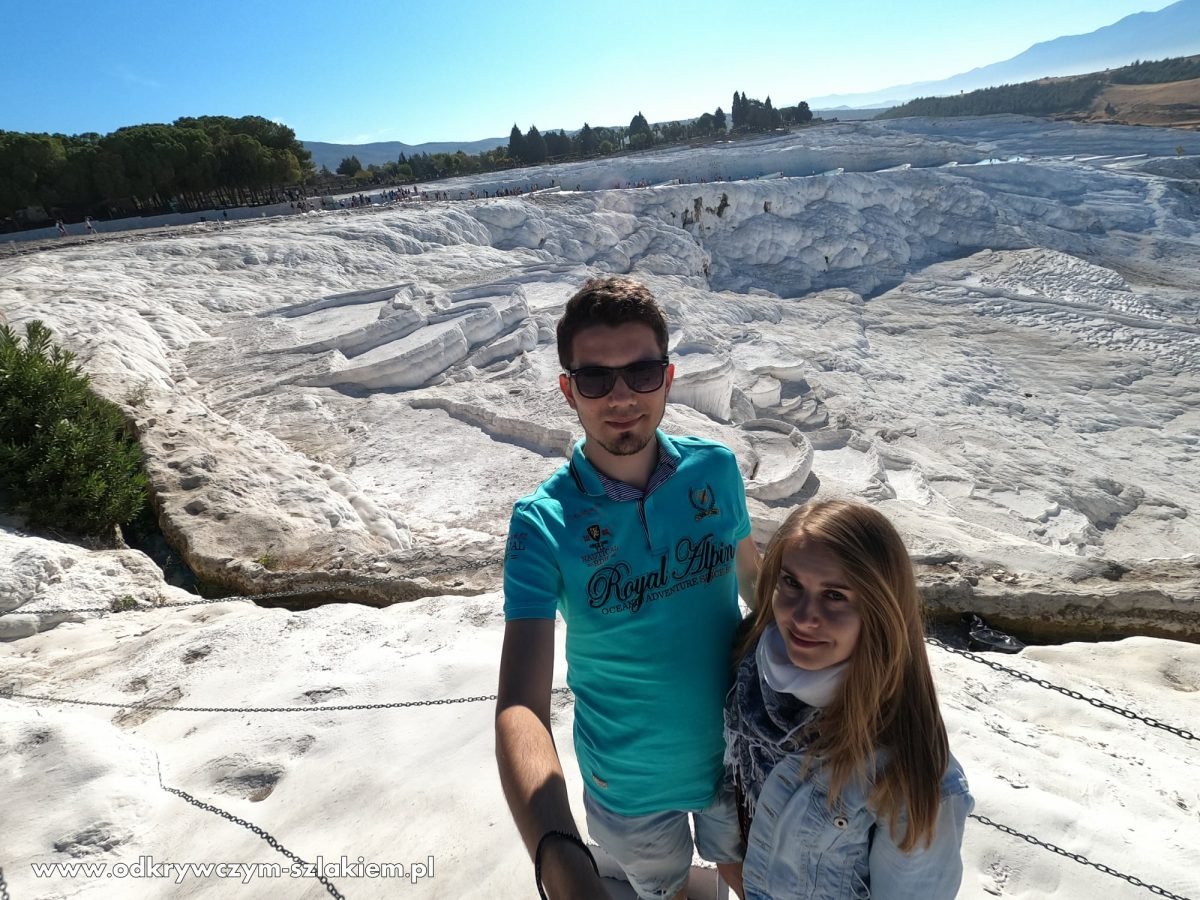 Na tle wapiennych tarasów z wodą w Pamukkale