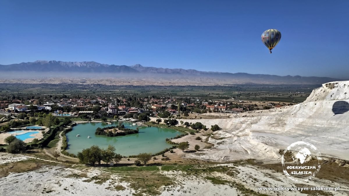 Widok z tarasów Pamukkale na jezioro i miasteczko, w tle Denizli i balon