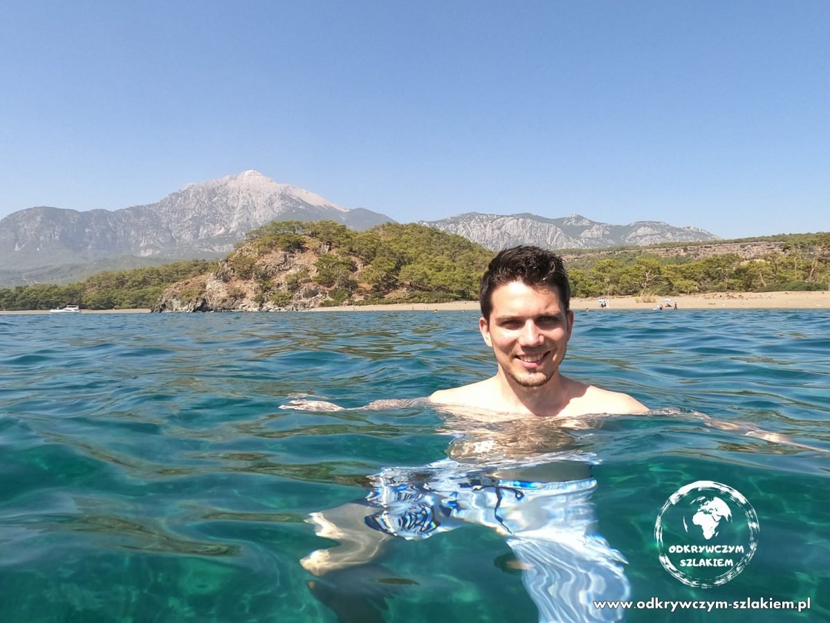 Kąpiel w zatoce przy Phaselis z widokiem na szczyt Tahtalı Dağı (2365 m)