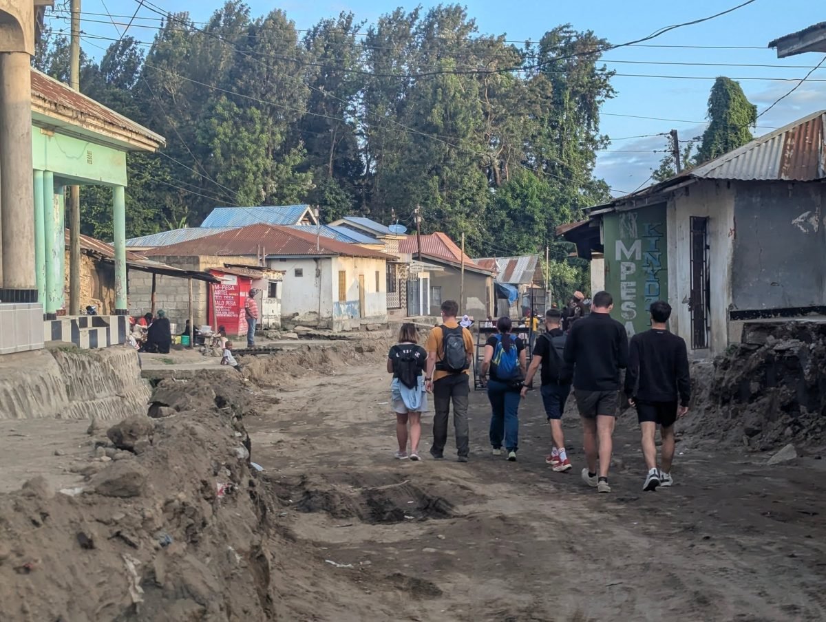 Nasza grupa na nieutwardzonej, wyboistej bocznej drodze w Aruszy