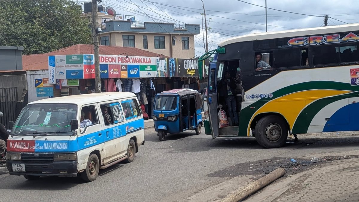 Lokalne busy, tuk-tuk i autobus na skrzyżowaniu w Aruszy