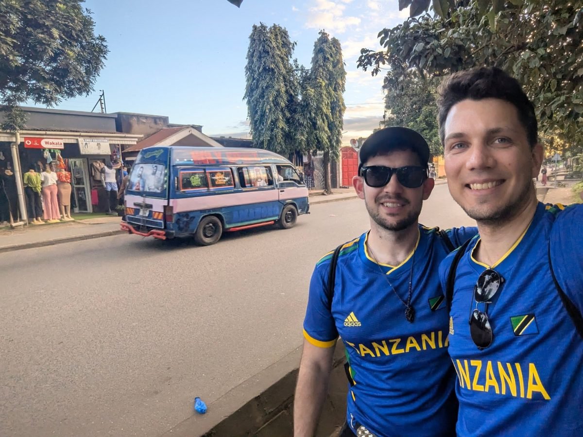W nowych koszulkach reprezentacji Tanzanii na ulicy w Aruszy