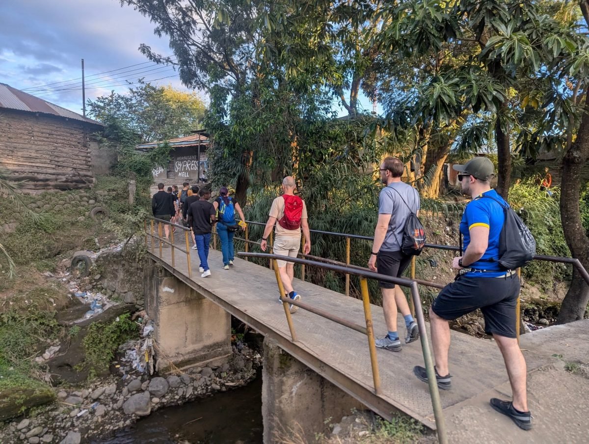 Nasza grupa na betonowym mostku nad potokiem w Aruszy