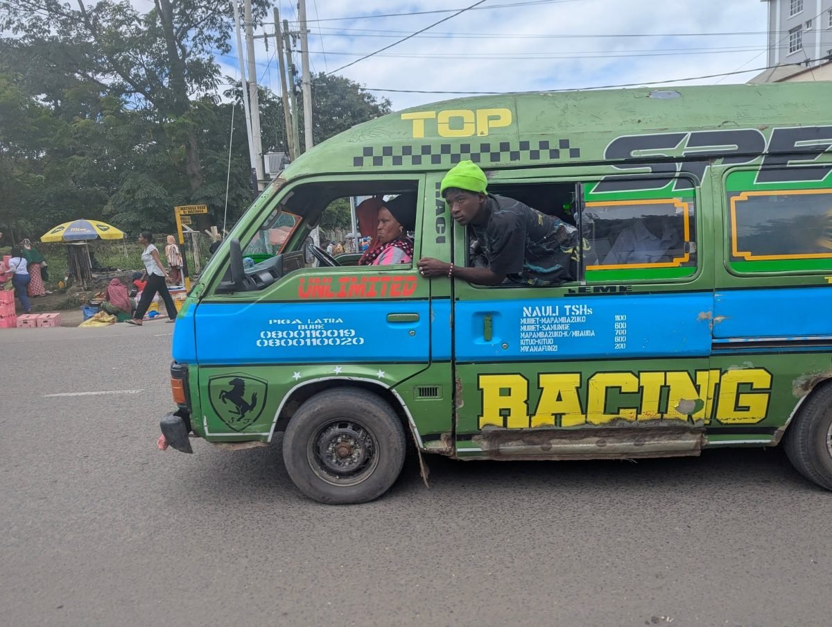 Kolorowy bus z napisem Racing na ulicy w Aruszy