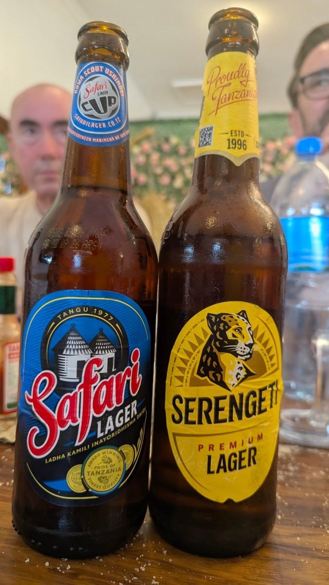 Butelki tanzańskich piw Safari i Serengeti na stole w Aruszy
