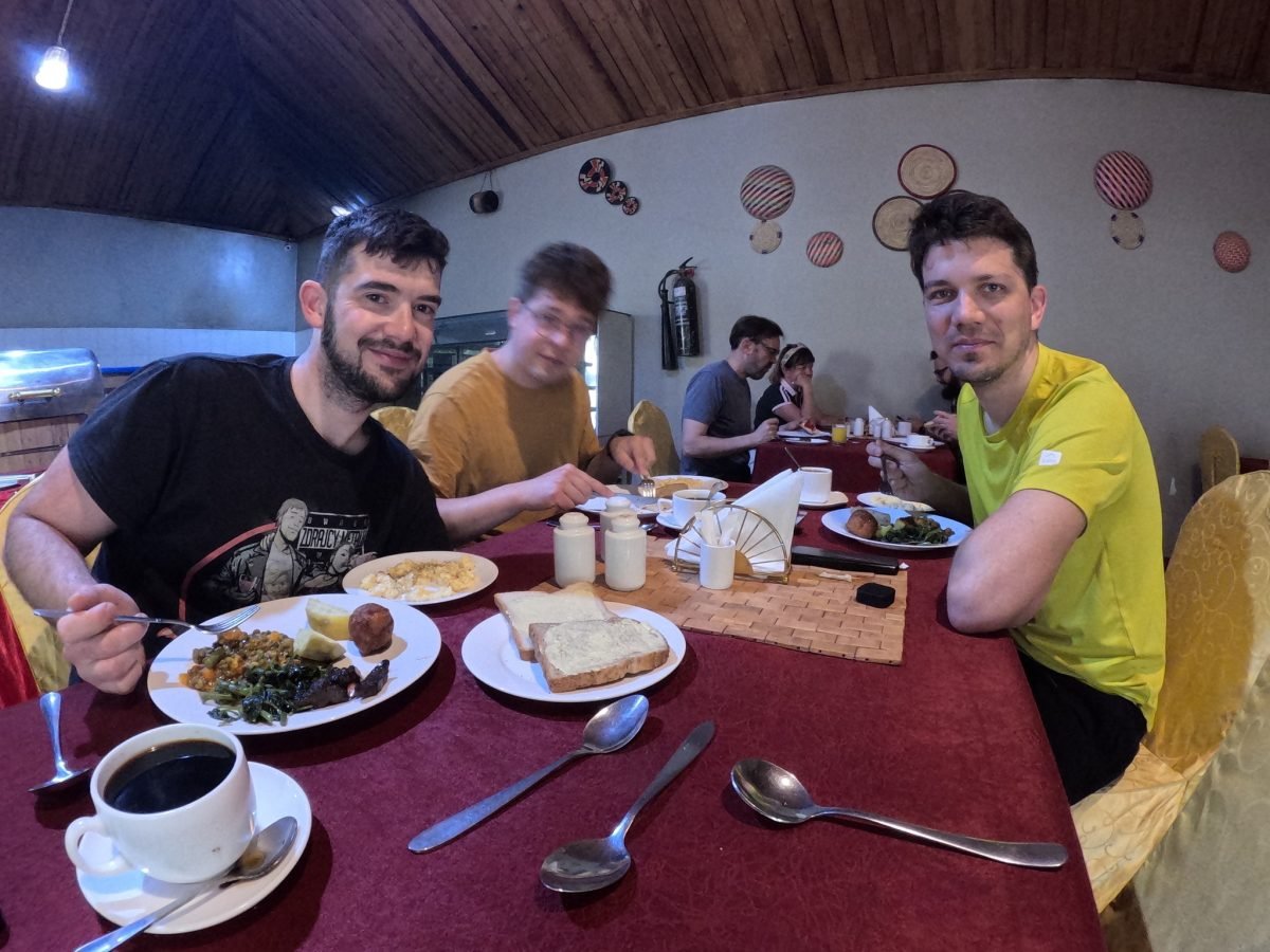 Śniadanie w hotelu w Aruszy – kawa, jajka i tosty