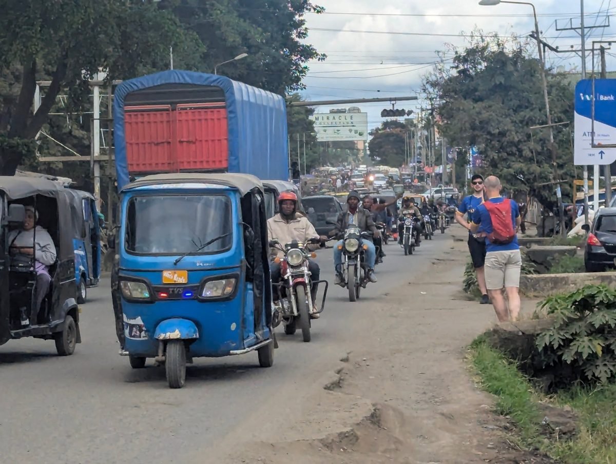 Tuk-tuki, motocykle i ciężarówka na zatłoczonej ulicy w Aruszy