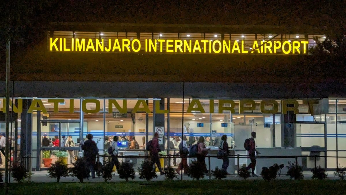 Podświetlony napis Kilimanjaro International Airport nad terminalem nocą