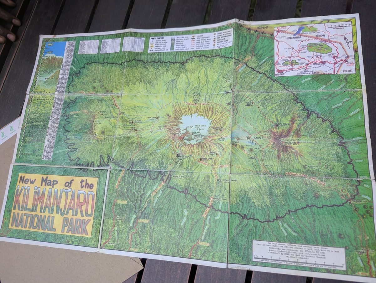 Mapa Parku Narodowego Kilimandżaro rozłożona na stole podczas odprawy w Moshi