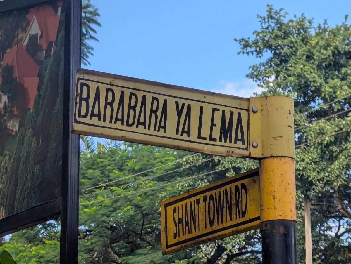 Żółte tabliczki z nazwami ulic Barabara ya Lema i Shant Town Rd w Moshi