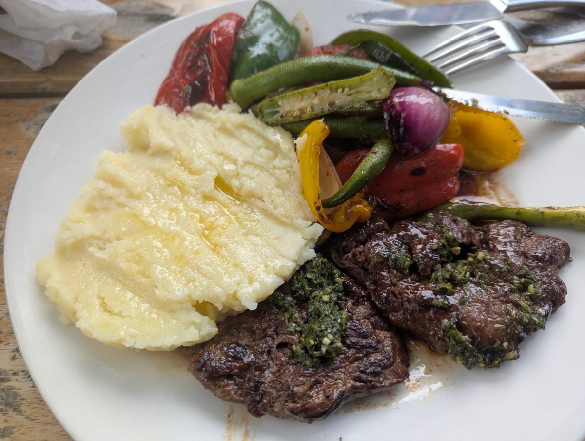 Stek z grillowanymi warzywami i purée na obiad w Moshi
