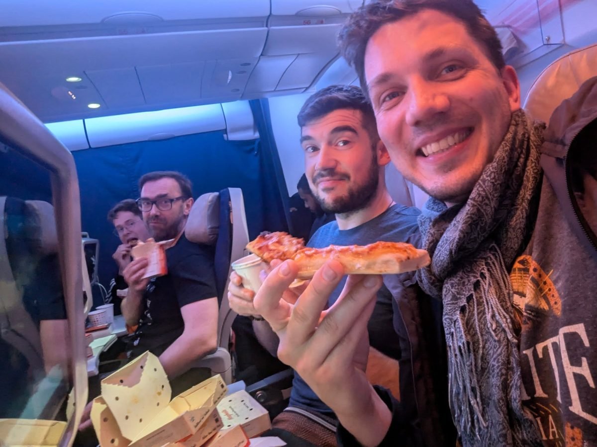 Dokładka pizzy na pokładzie samolotu Brussels Airlines w drodze do Tanzanii