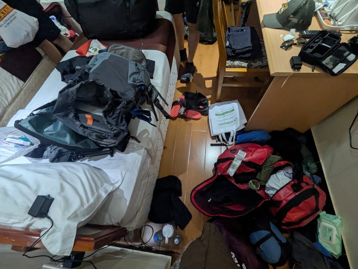 Przepakowywanie plecaków i torby podróżnej w pokoju hotelowym w Moshi