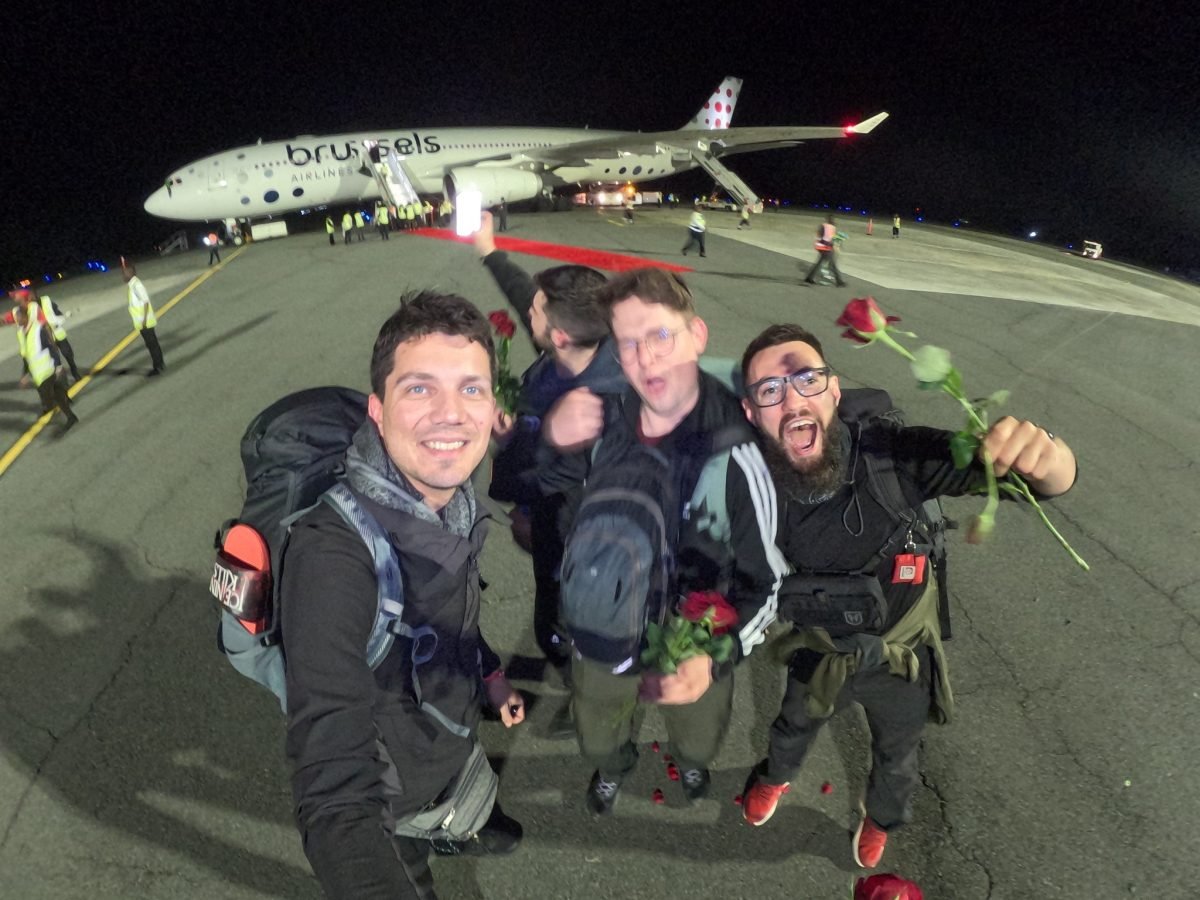 Nasza ekipa z różami przed samolotem Brussels Airlines na płycie lotniska Kilimanjaro