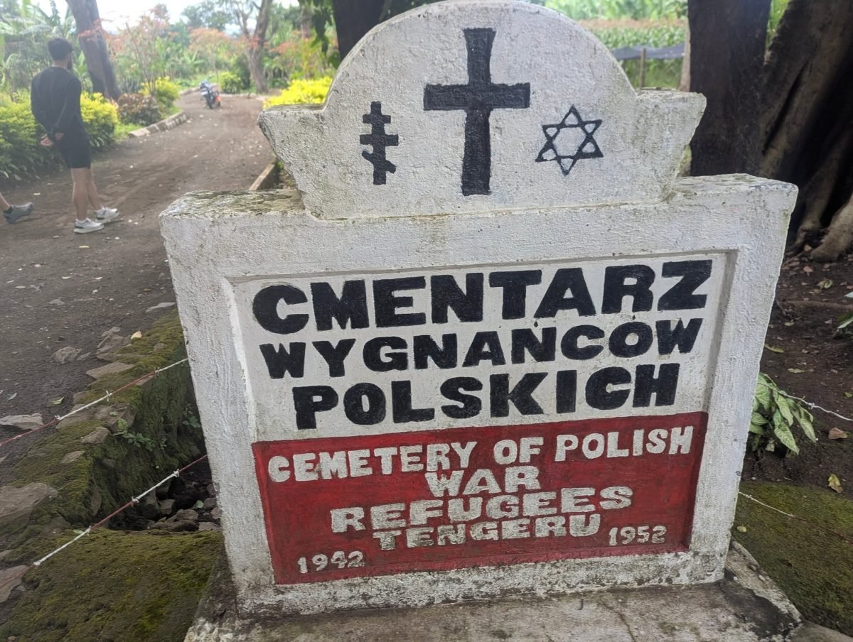 Kamień z napisem Cmentarz Wygnańców Polskich Tengeru i symbolami trzech wyznań