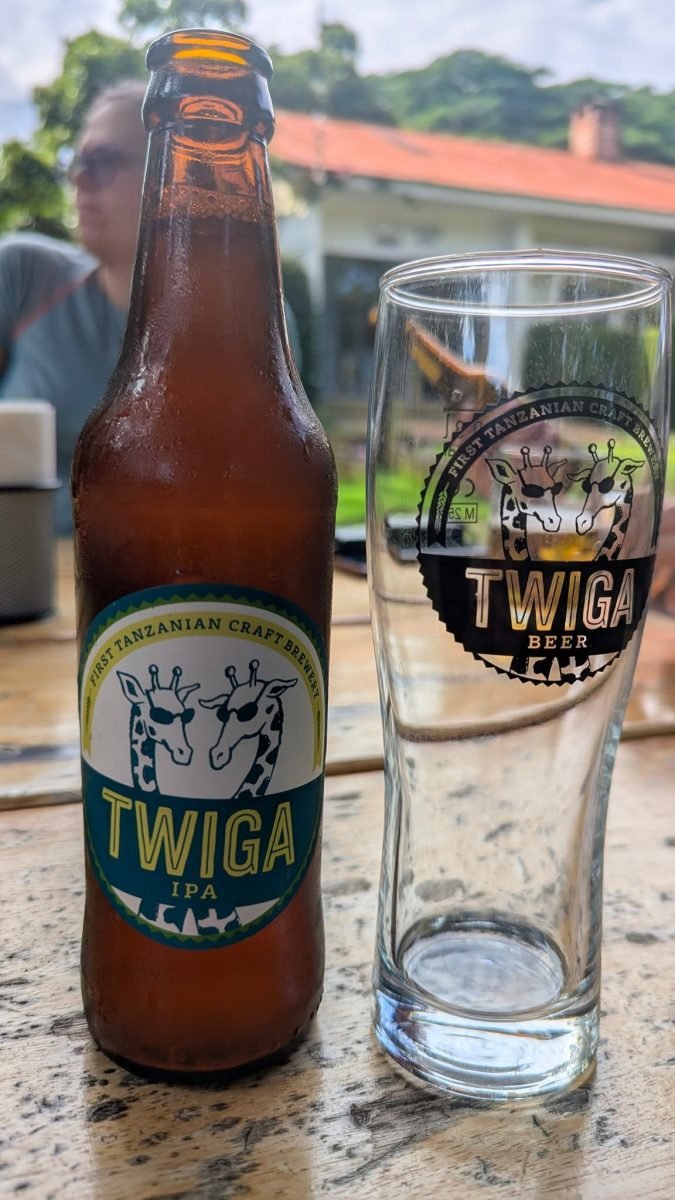 Butelka tanzańskiego piwa Twiga i szklanka w Moshi