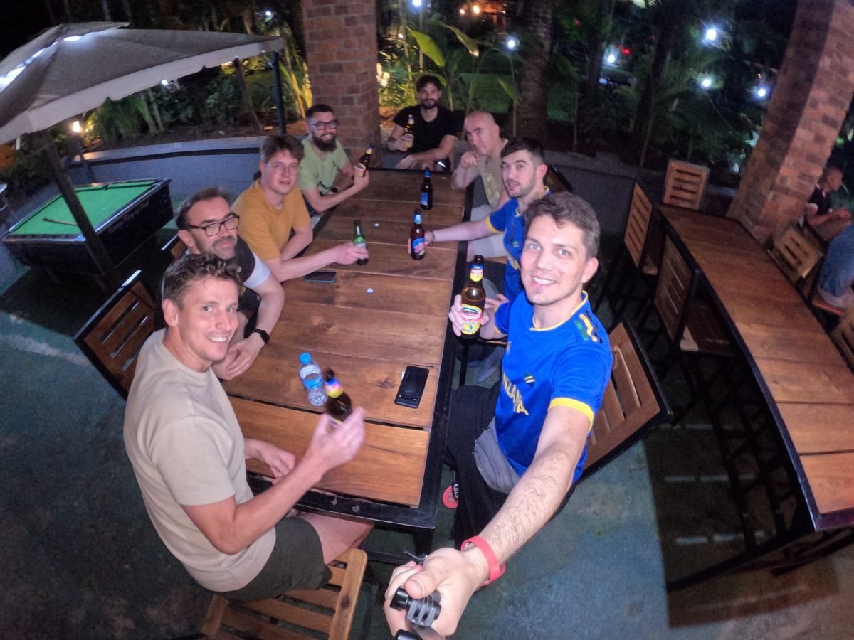 Wieczór urodzinowy z całą ekipą w Moshi przed trekkingiem