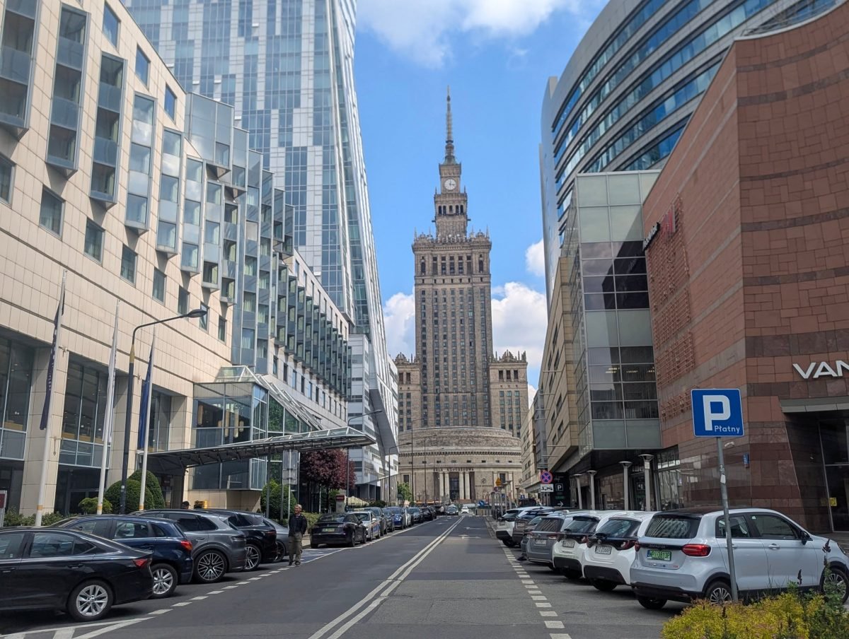 Pałac Kultury i Nauki między wieżowcami w Warszawie w dniu wylotu