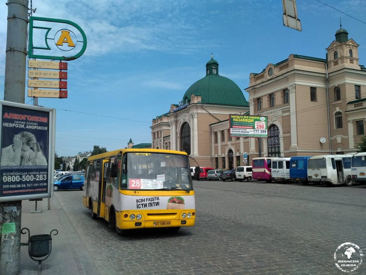Dworzec kolejowy w Iwano-Frankiwsku i żółta marszrutka na placu przed nim