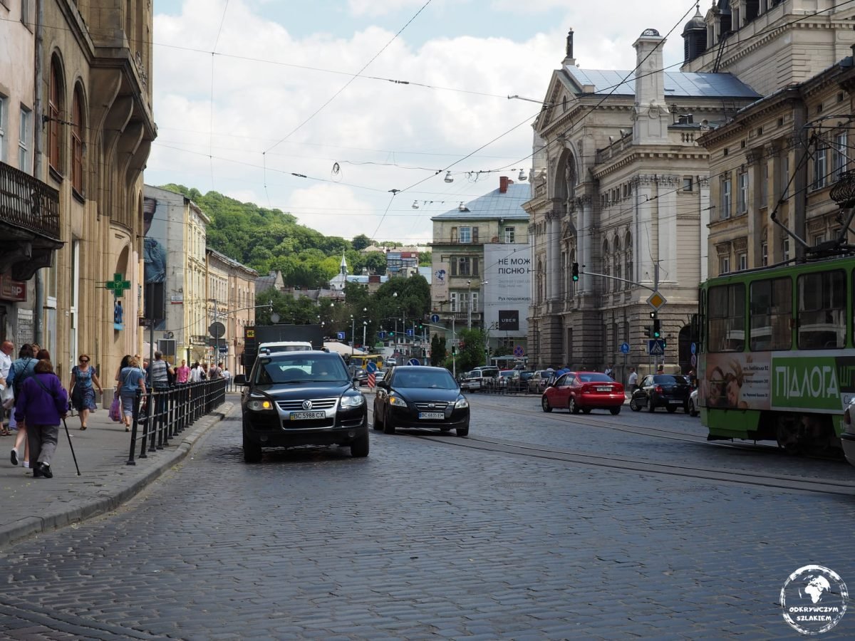 Ulica w centrum Lwowa w pobliżu opery, z samochodami i tramwajem