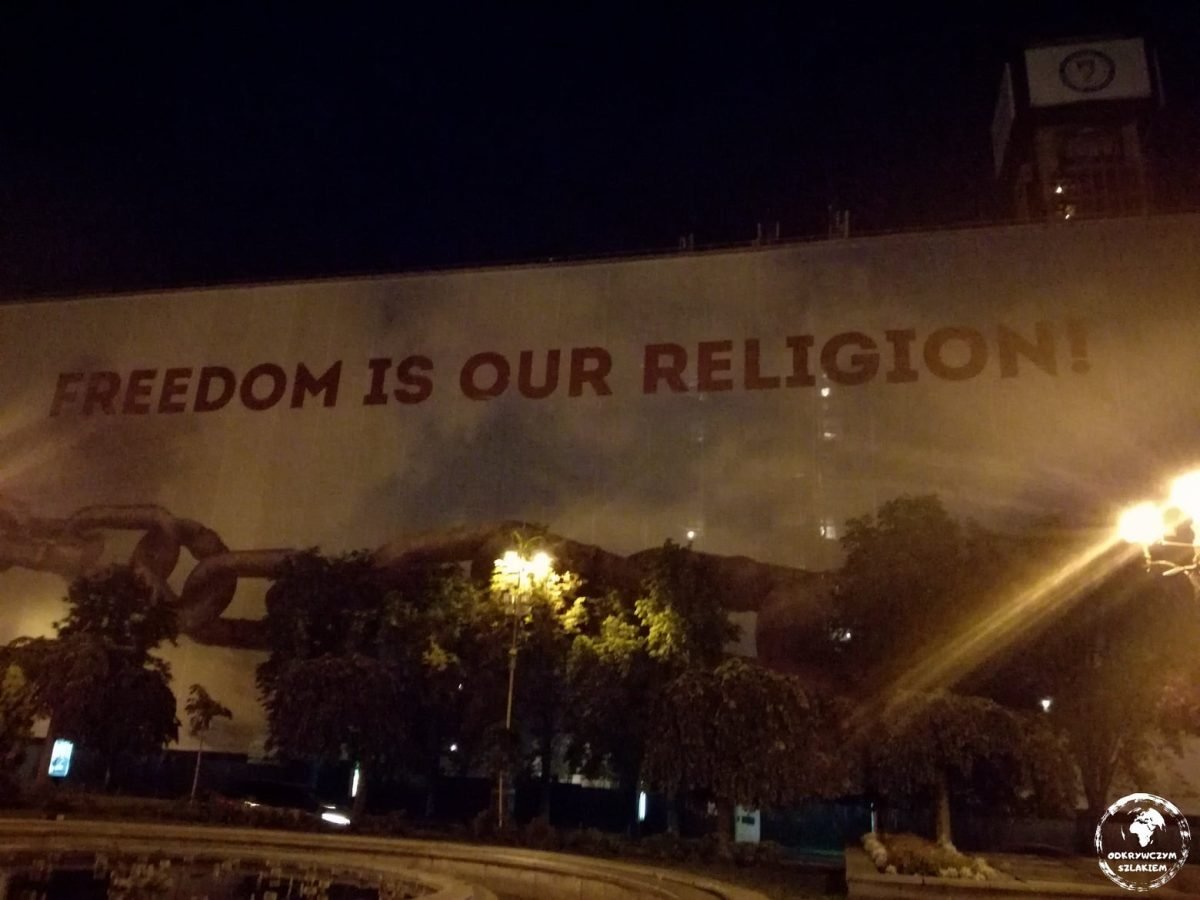 Napis „Freedom is our religion” na Placu Niepodległości w Kijowie nocą