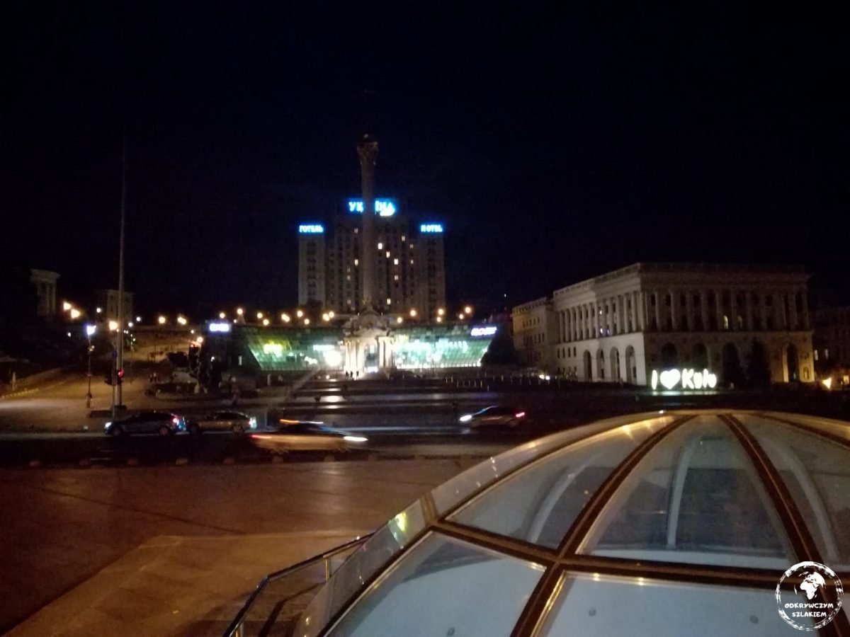 Plac Niepodległości (Majdan) w Kijowie nocą
