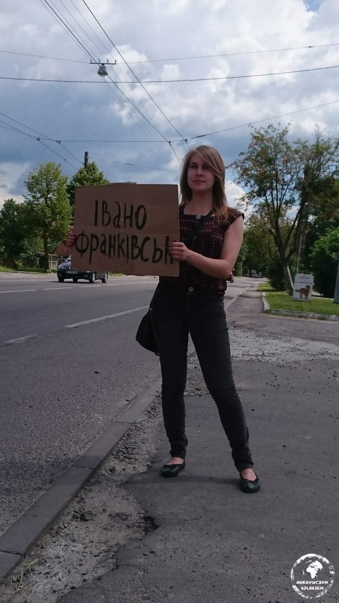Łapanie stopa z tabliczką z napisem „Iwano-Frankiwsk” cyrylicą