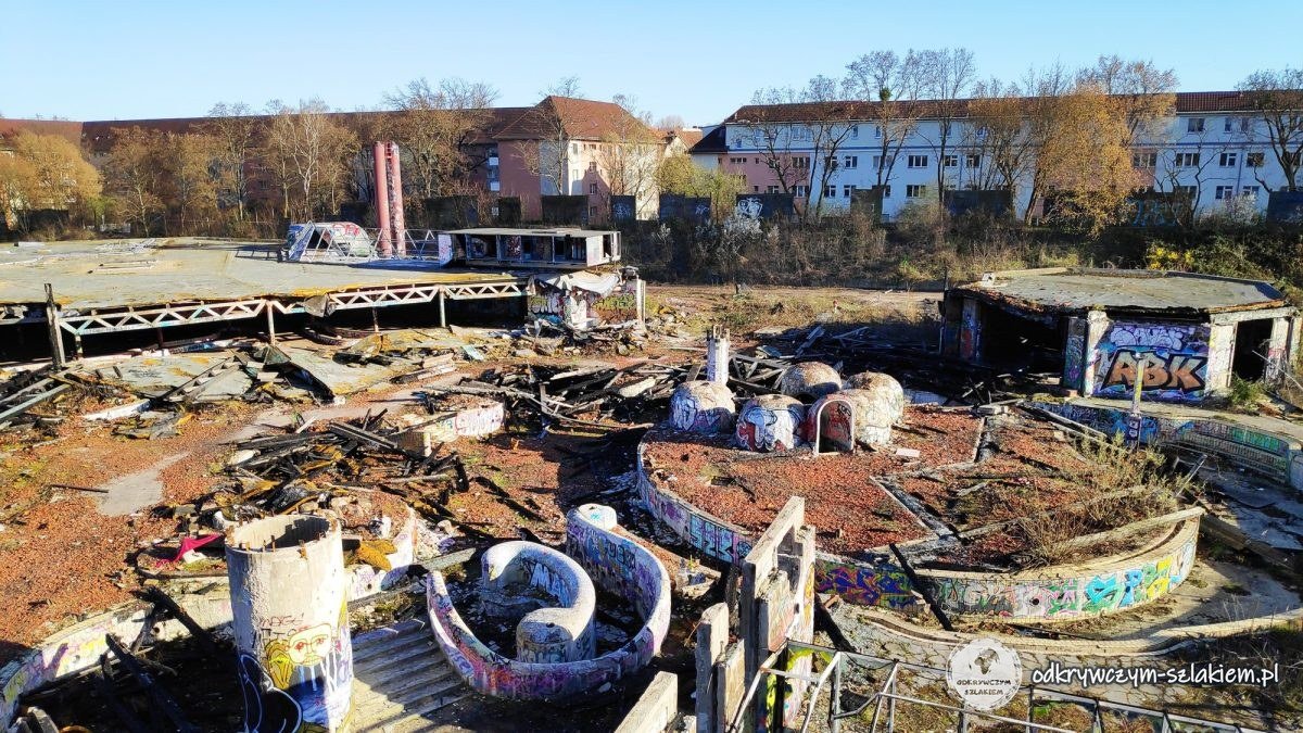 Ruiny parku wodnego BLUB w Berlinie w 2019 roku