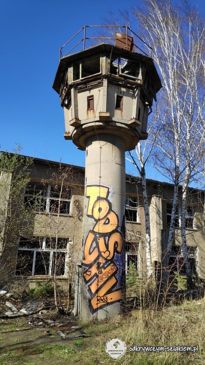Wieża strażnicza z graffiti na terenie dawnego lotniska Johannisthal