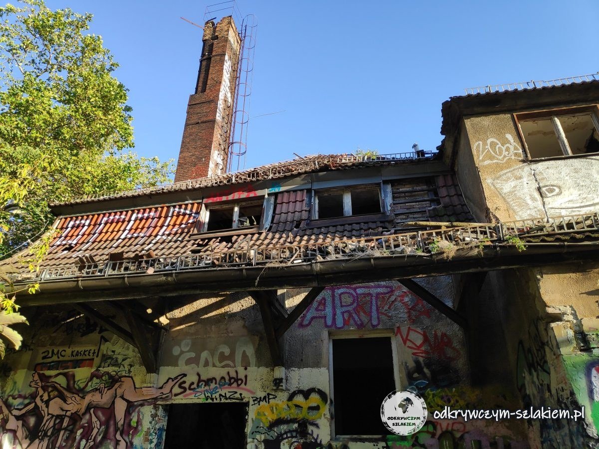 Opuszczony szpital dziecięcy Weißensee z kominem