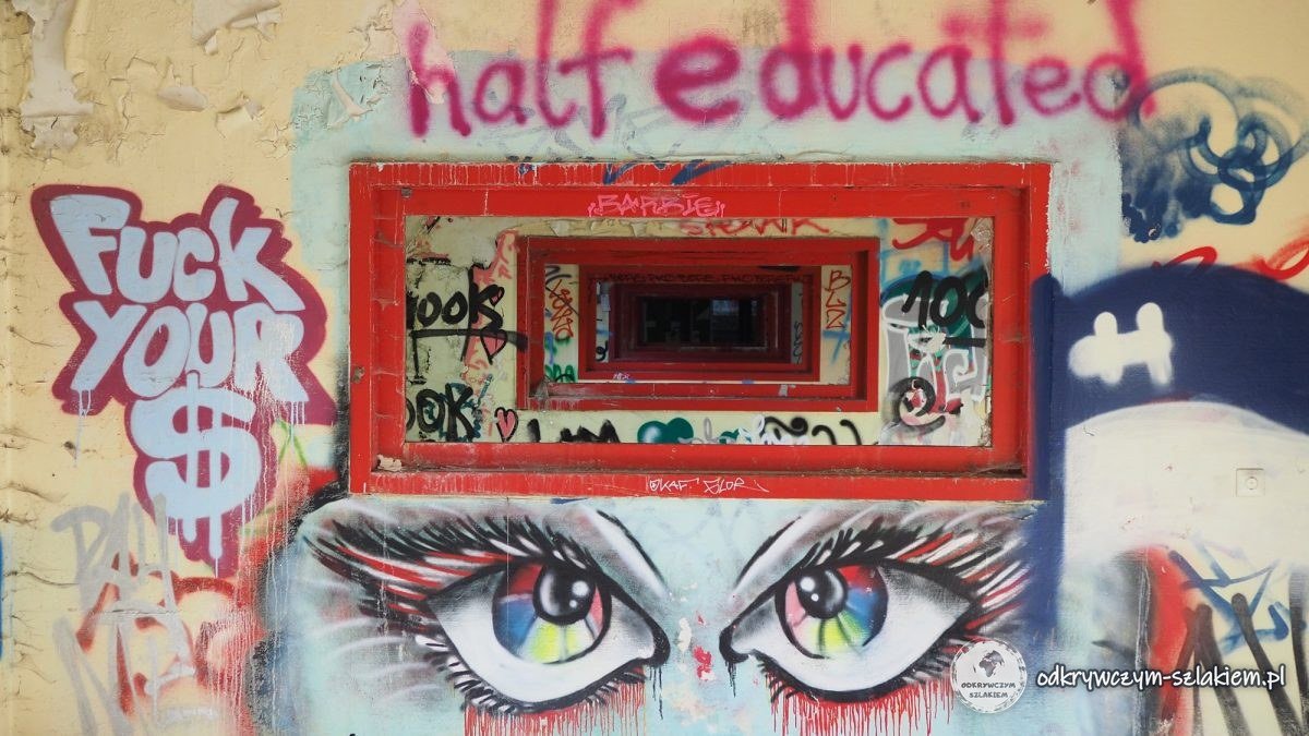 Graffiti z oczami w opuszczonym szpitalu Weißensee