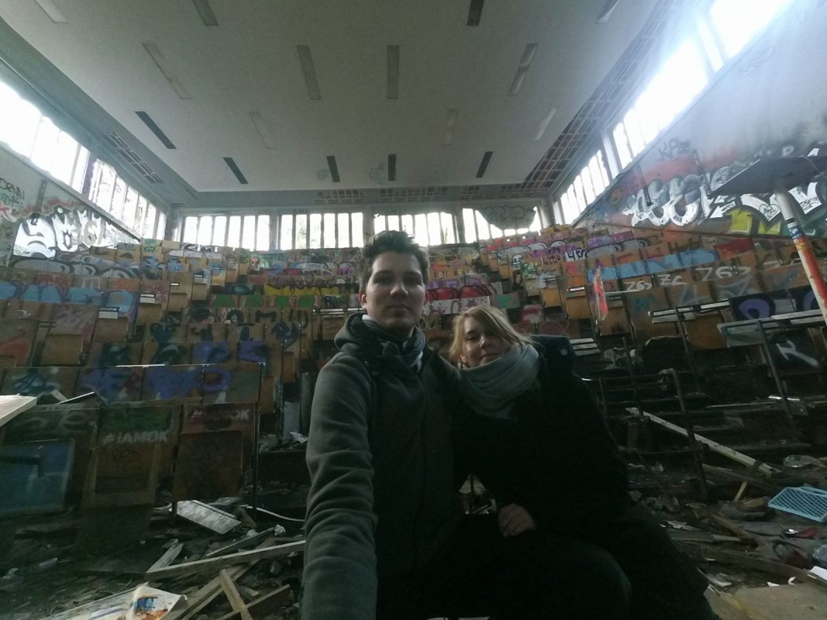 W auli wykładowej opuszczonego Instytutu Anatomii w Berlinie, wśród zniszczonych ławek i graffiti