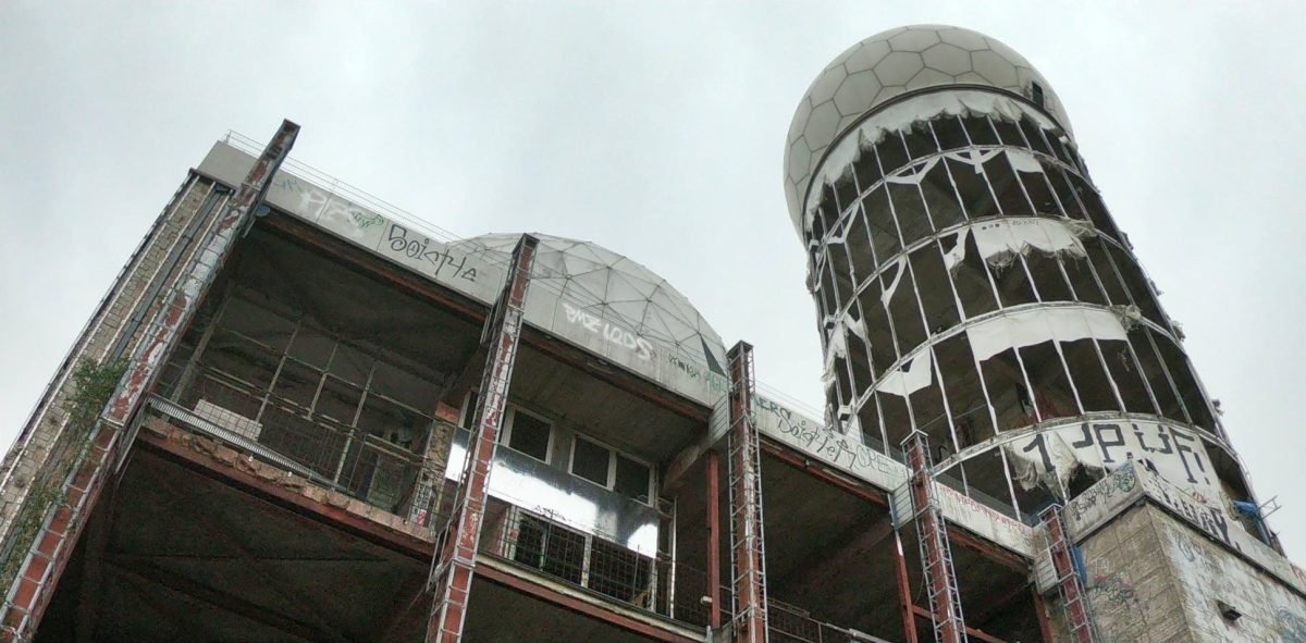 Ruiny dawnej stacji nasłuchowej z kopułami radarów na Teufelsbergu w Berlinie