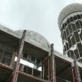 Ruiny dawnej stacji nasłuchowej z kopułami radarów na Teufelsbergu w Berlinie