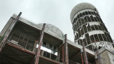 Ruiny dawnej stacji nasłuchowej z kopułami radarów na Teufelsbergu w Berlinie