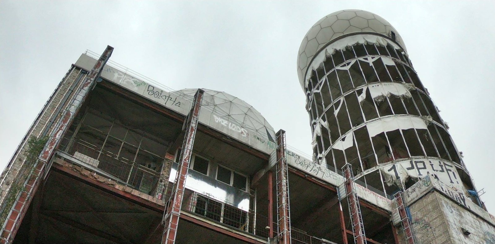 Ruiny dawnej stacji nasłuchowej z kopułami radarów na Teufelsbergu w Berlinie
